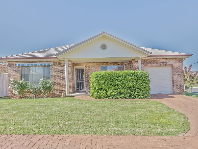 25 Acacia Circuit, Cowra, NSW 2794