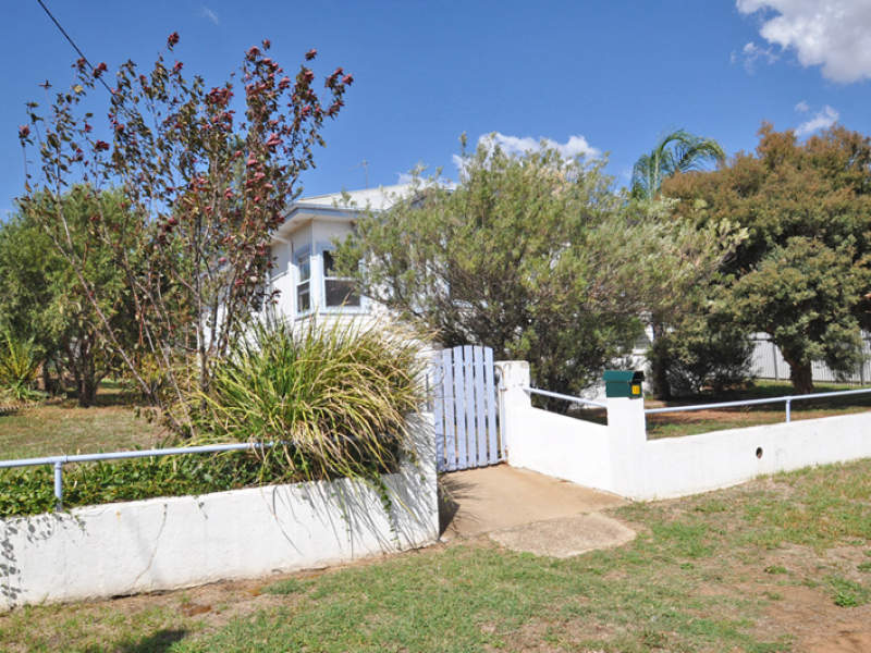 16 Bolton Street, Junee, NSW 2663
