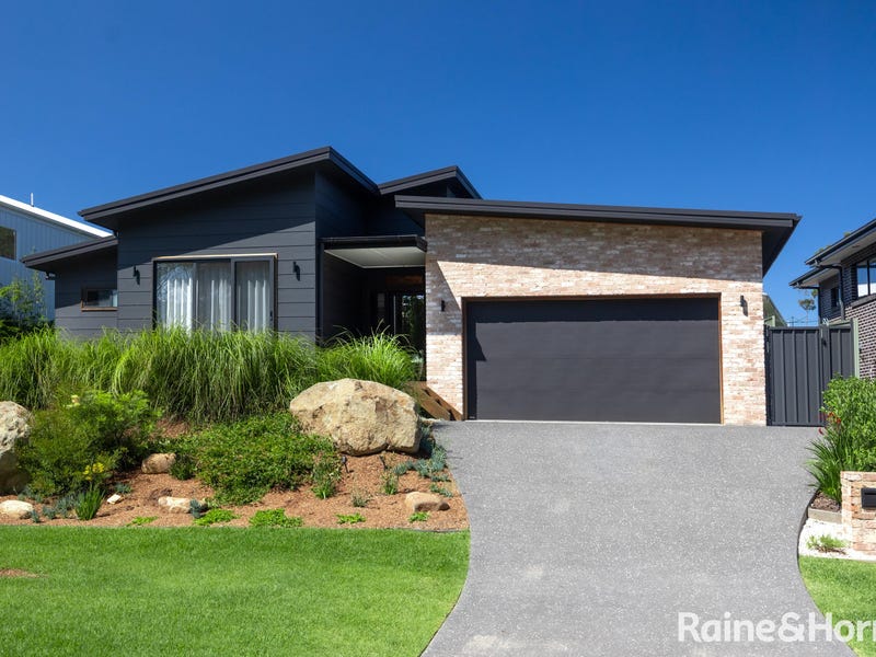 126 Seaspray Street, Narrawallee, NSW 2539 House for Sale