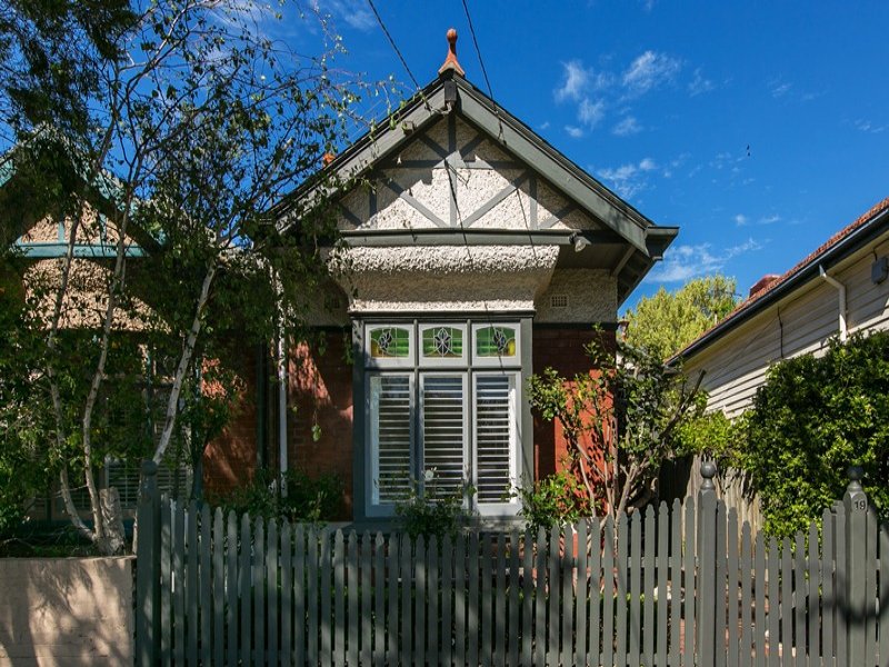 19 Longmore Street, St Kilda West, VIC 3182