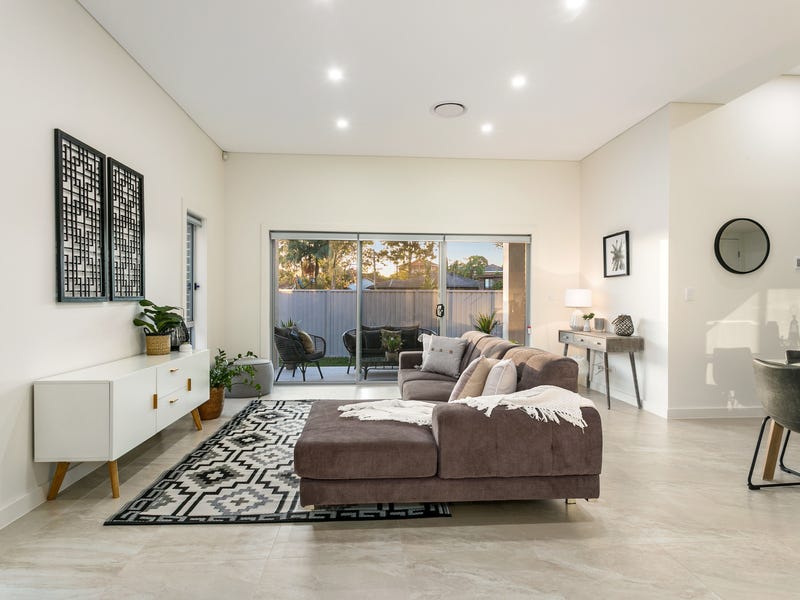 16 Lincoln Road, Hall, NSW 2198