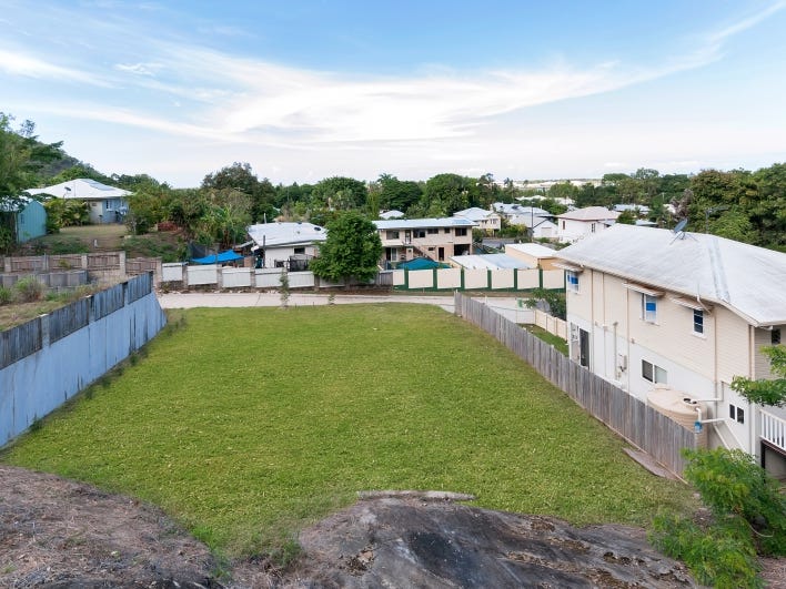 6 Hillside Close, Aeroglen, Qld 4870