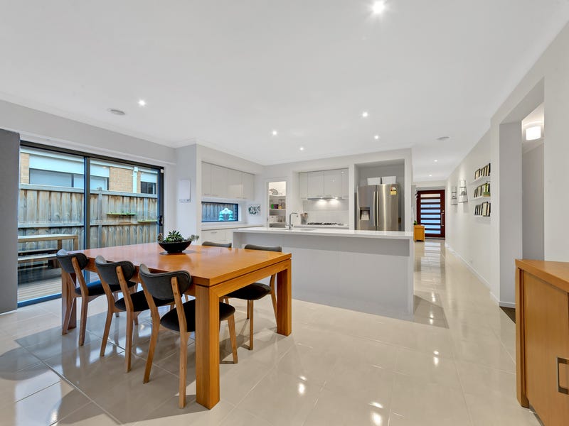 44 Riverstone Boulevard, Clyde North, VIC 3978