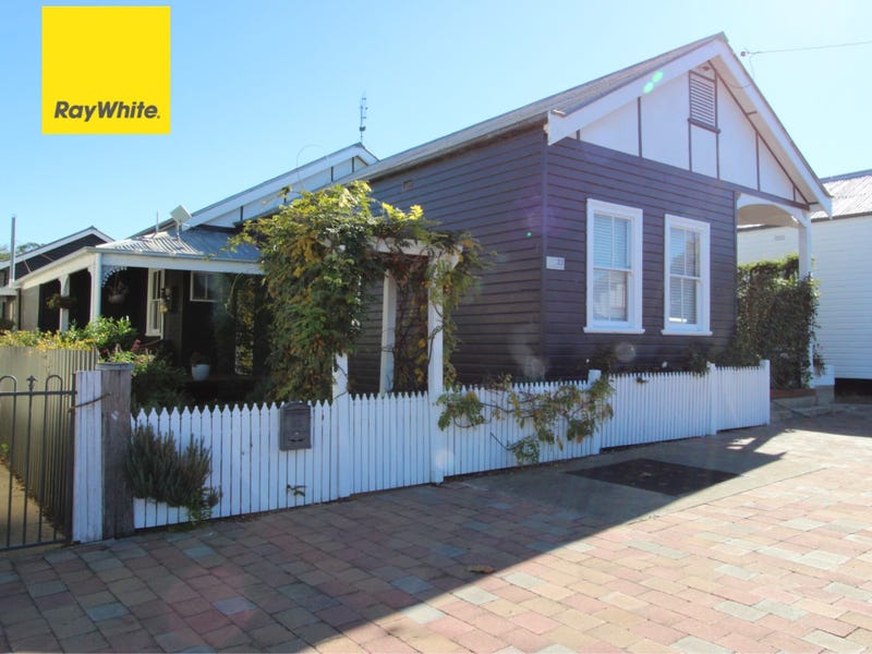 33 Albury Street, Ashford, NSW 2361 Property Details