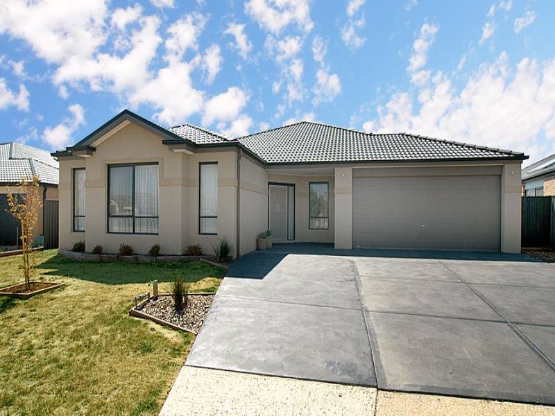 19 Shearwater Drive, Pakenham, Vic 3810 Property Details