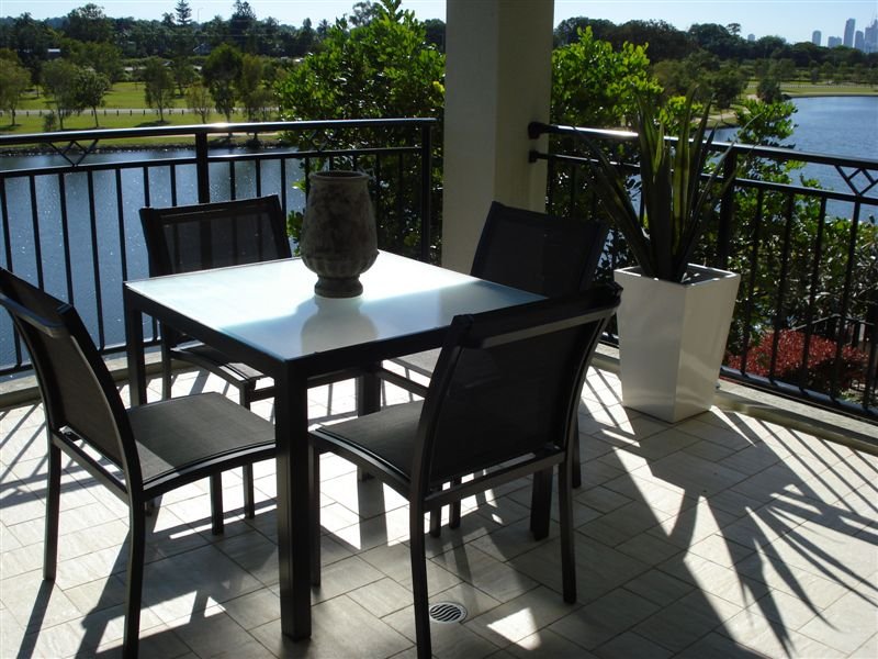 3002 The Boulevard, EMERALD LAKES, Carrara, Qld 4211 Property Details