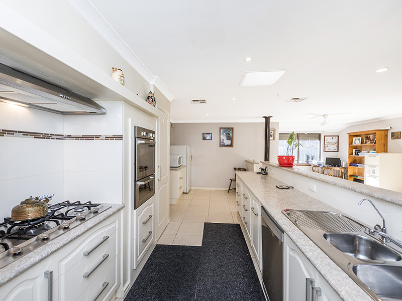 24 Sanderling Drive, Thornlie, WA 6108 Property Details