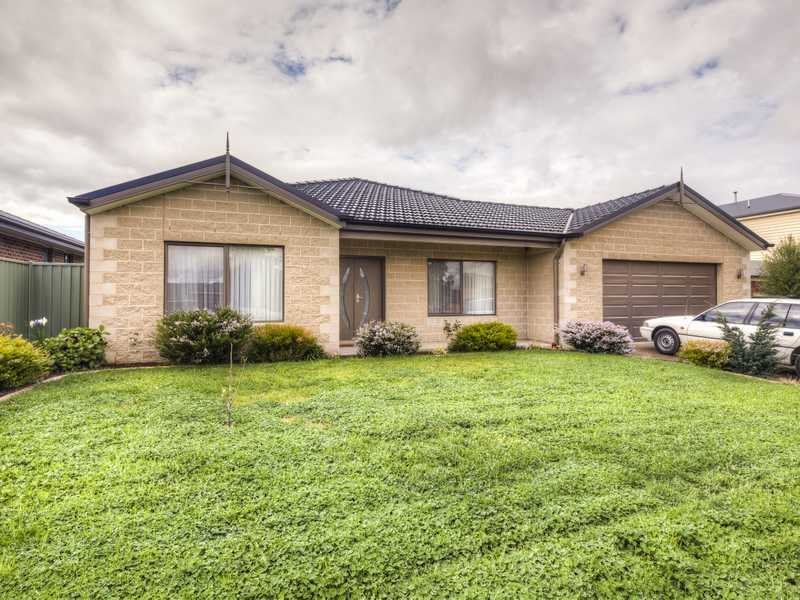 15 Waterford Drive, Miners Rest, VIC 3352