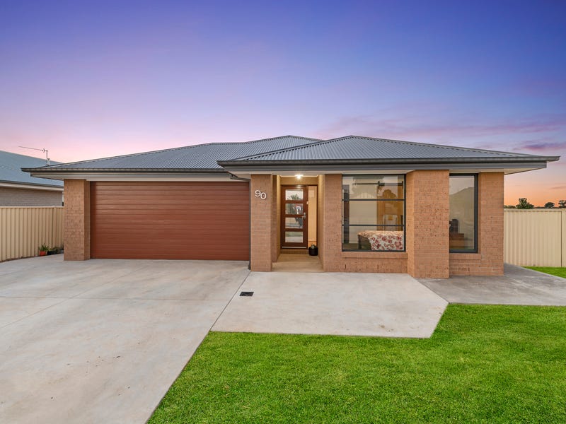 90 Bruton Street, Tocumwal, NSW 2714