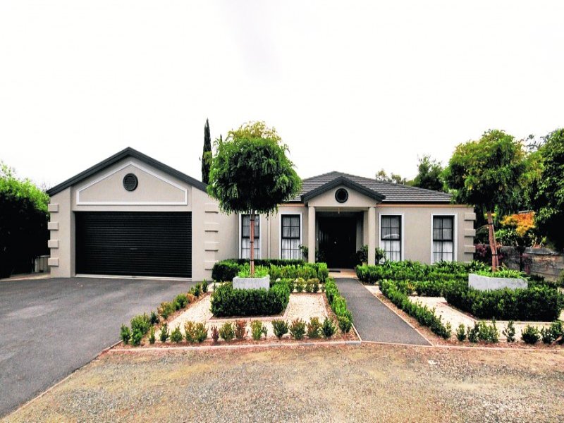 4 Golden Glade, Strathdale, Vic 3550 Property Details