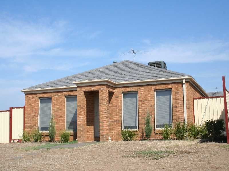 2/2 Pangbourne Avenue, Melton West, VIC 3337