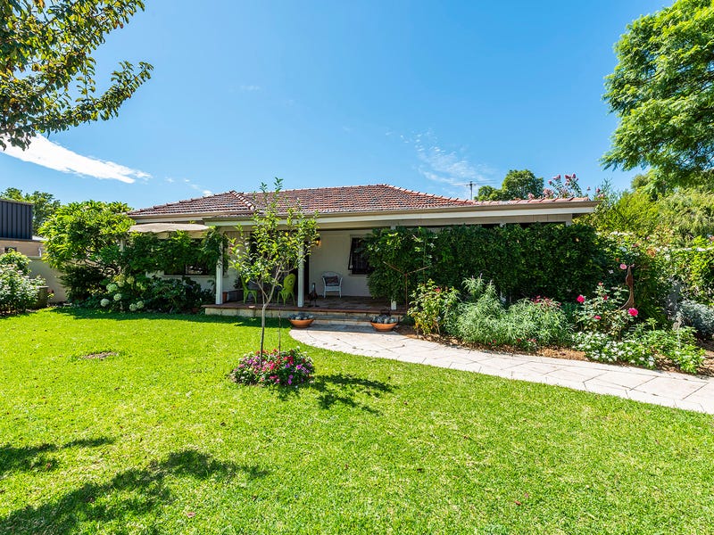 32 Lockhart St, Como, WA 6152 Property Details