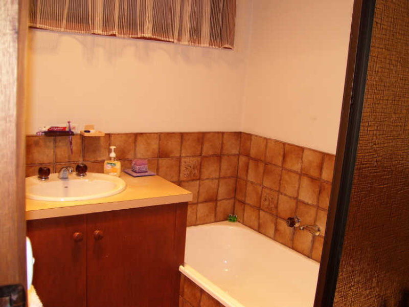 1/2 Johnston Street, Alexandra, VIC 3714