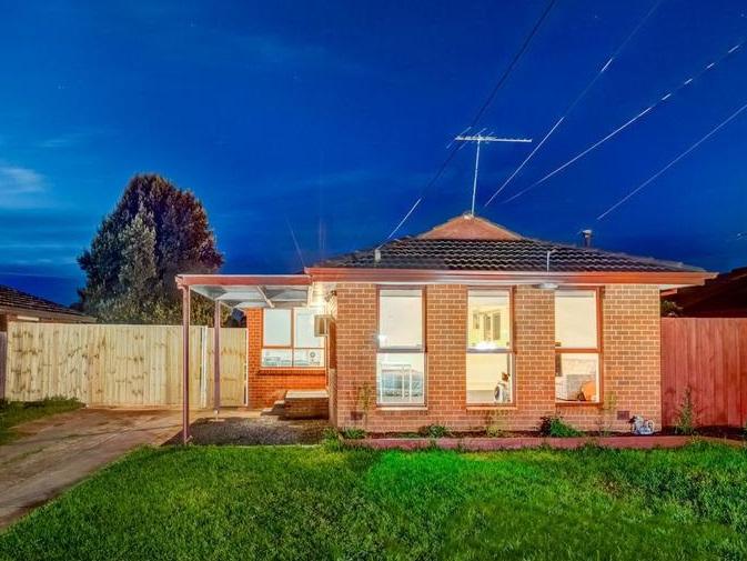 18 Blackwood Drive, Melton South, VIC 3338