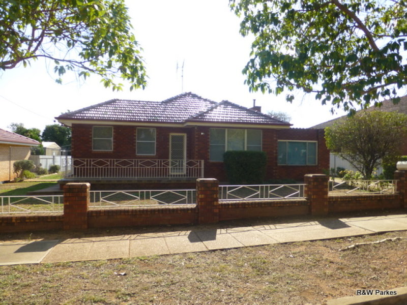 18 Armstrong Street, Parkes, NSW 2870