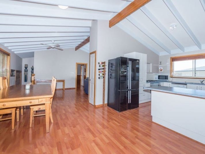 22 Ocean Beach Road, Shoal Bay, NSW 2315 22 Ocean Beach Road, Shoal Bay, NSW 2315