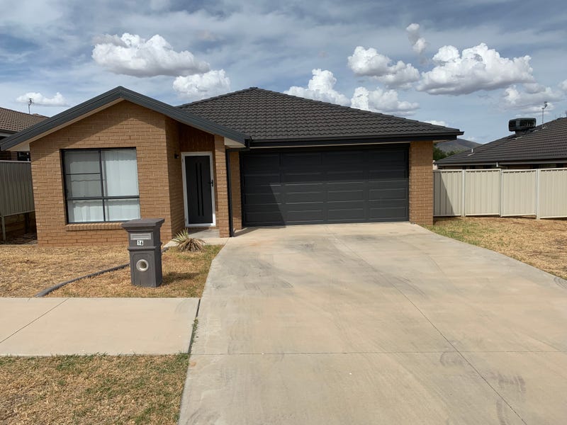 16 Lake Place, North Tamworth, NSW 2340