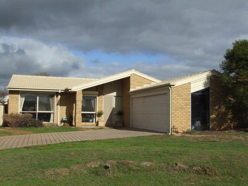 35 Pinnacle Crescent, Brookfield, Vic 3338 Property Details