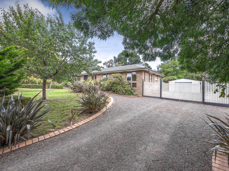 15 Old Farm Way, Romsey, VIC 3434