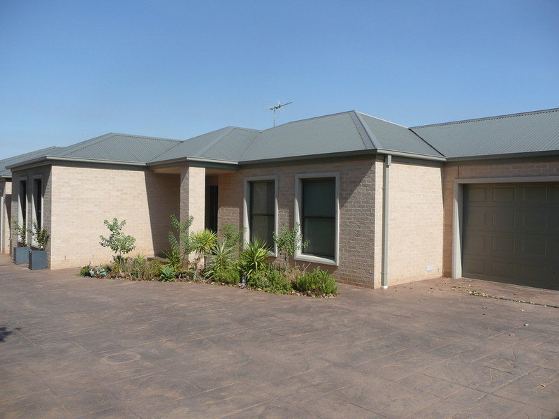 8B Theeuff Place, Griffith, NSW 2680 Property Details