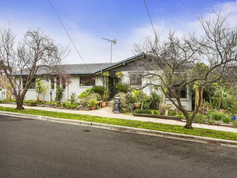 21 Leigh Avenue, Kennington, VIC 3550