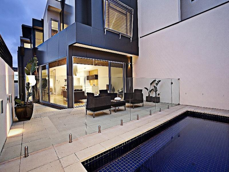 2B Carnarvon Road, Essendon, Vic 3040 Property Details