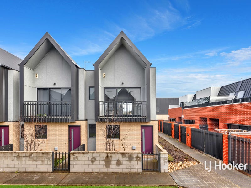 15 Ripplebrook Walk, Pakenham, Vic 3810 Townhouse for Sale