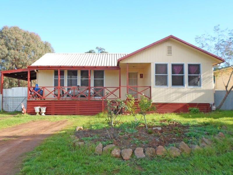 12 Beach Street, Junee, NSW 2663