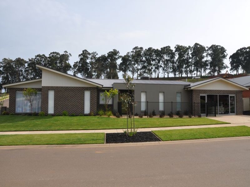 24 Waterside Drive, Drouin, VIC 3818