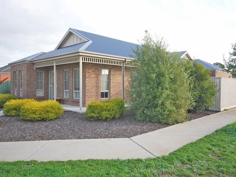 90 Stirling Drive, Lake Gardens, VIC 3355