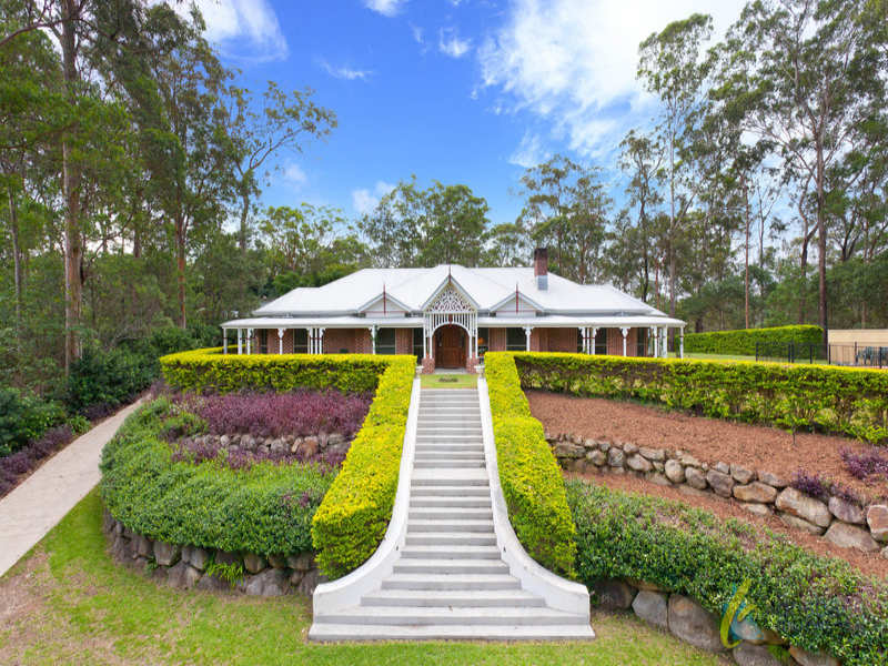 18 Hillcrest Place, Kenmore Hills, QLD 4069