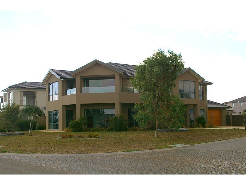 18 Waterside Drive, Waterways, VIC 3195