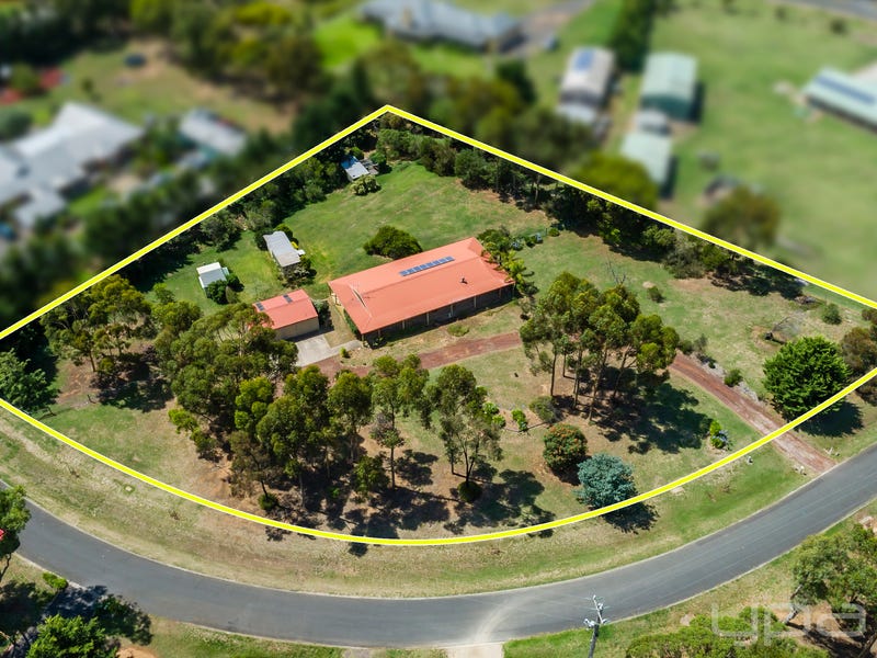 13 Herbert Place, Kurunjang, VIC 3337