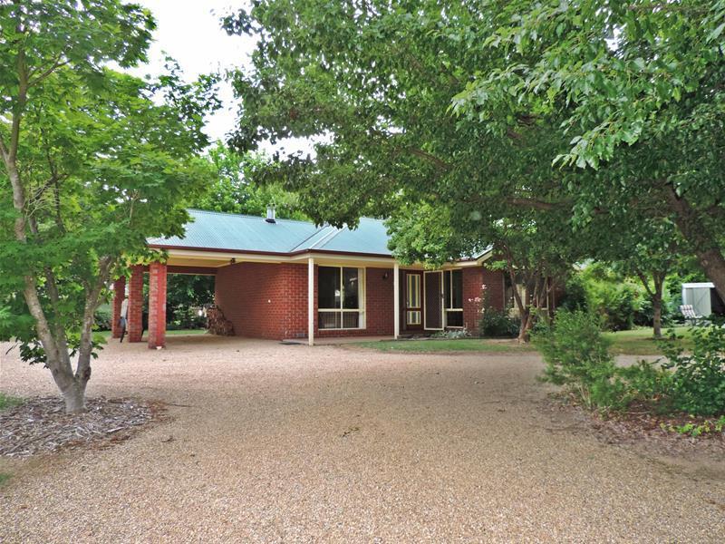 2A Alexandra Court, Bright, Vic 3741