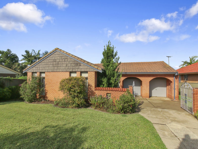 17 Owen Stanley Road, Glenfield, NSW 2167