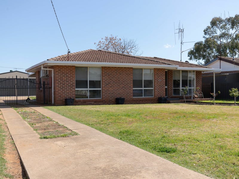 132 Moss Avenue, Narromine, NSW 2821 House for Rent
