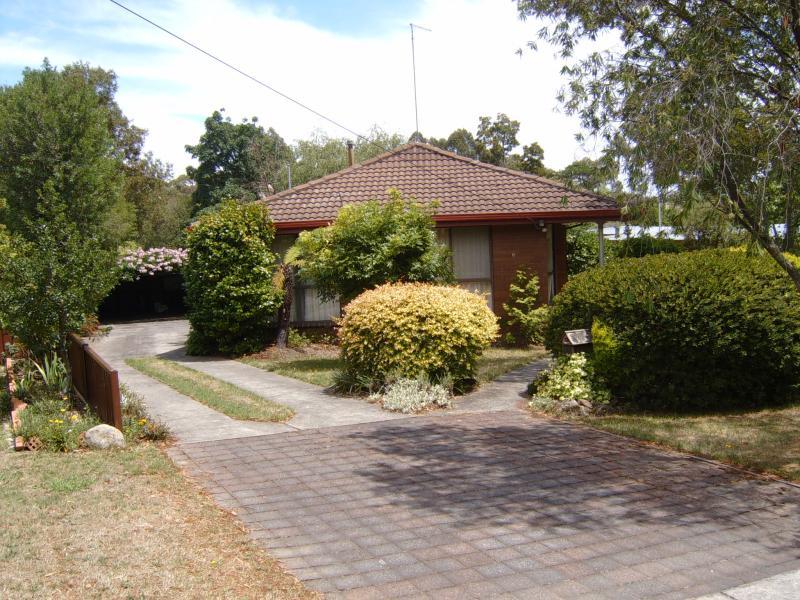 6 Mardango Drive, Mount Helen, Vic 3350