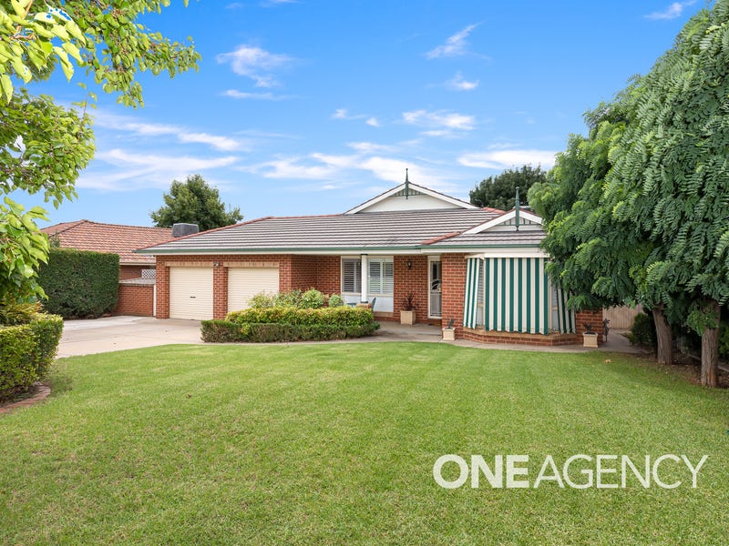 17 Paldi Cres, Glenfield Park, NSW 2650