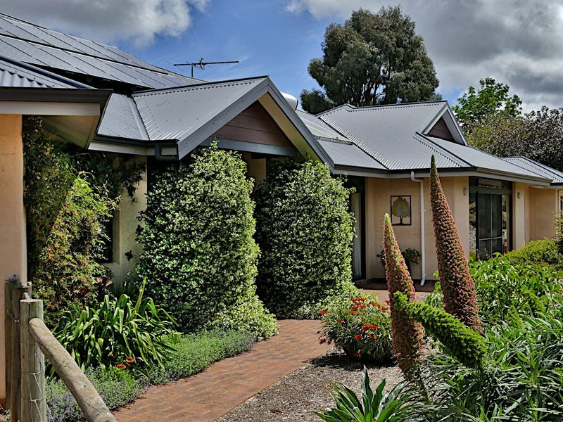 8 Robinia Way, Kangaroo Gully, WA 6255