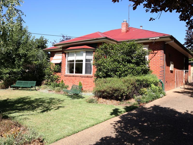 216 Lake Albert Rd, Kooringal, NSW 2650 Property Details