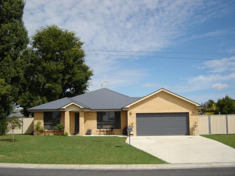17 Raphael Street, Blayney, NSW 2799 Property Details