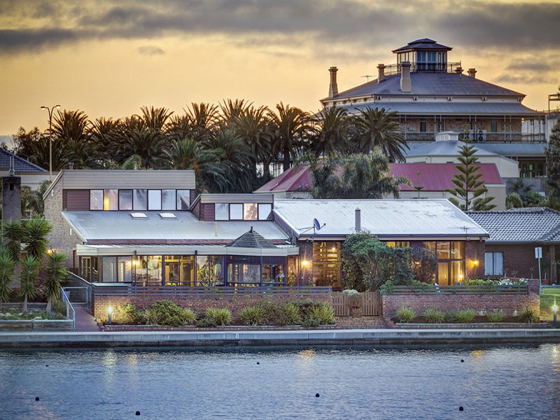 10 Lakeside Court, Tennyson, SA 5022