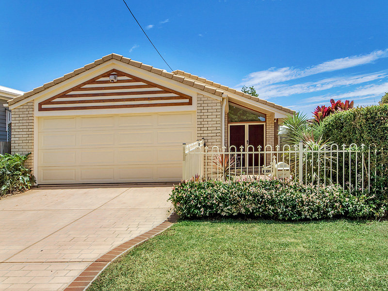 102 Arthur Street, Woody Point, QLD 4019