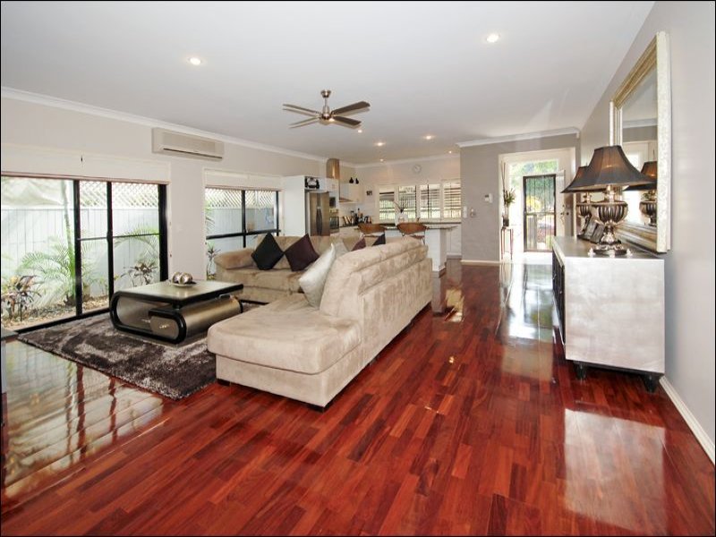 2/6 Crombie Avenue, Surfers Paradise, QLD 4217