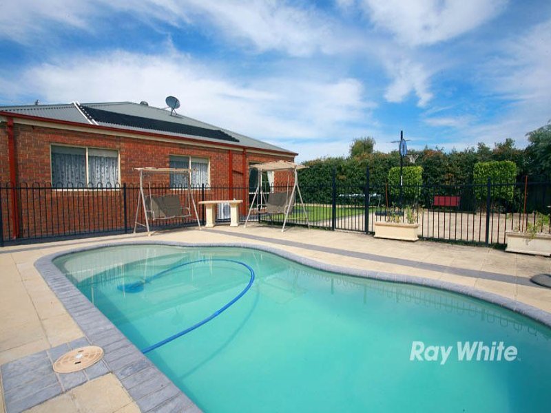 4 Prestwick Green, Cranbourne, Vic 3977 Property Details