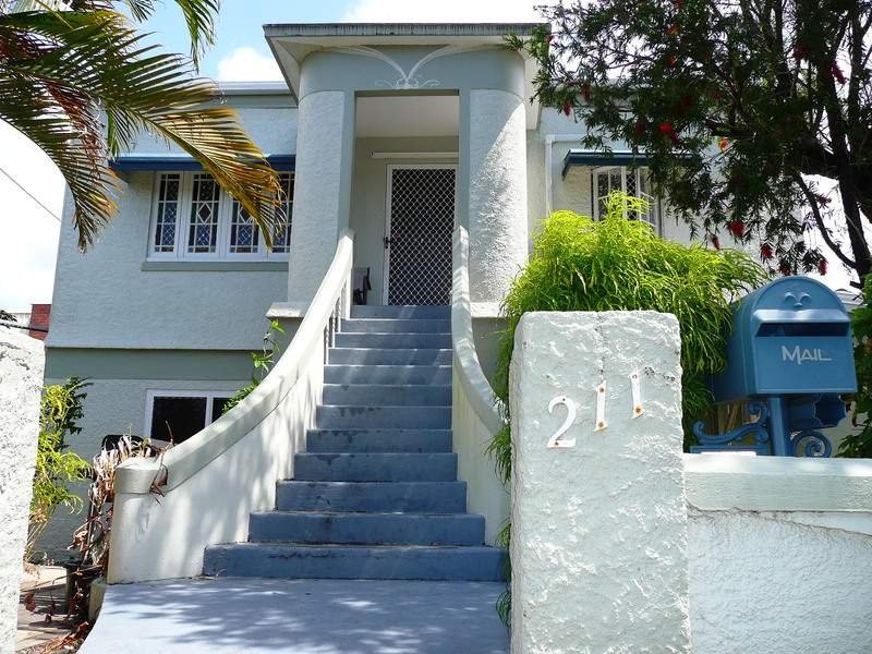 211 Lyons Street, Westcourt, Qld 4870 Property Details