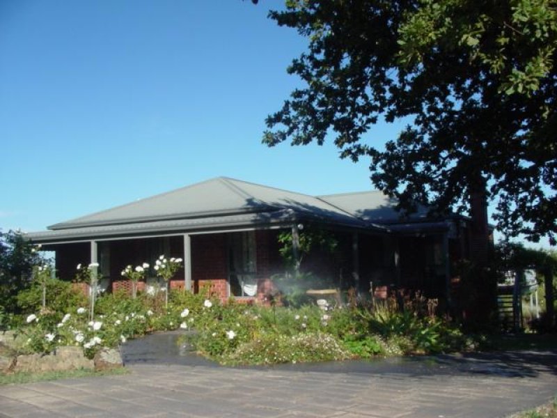 8 Barkas Street, Daylesford, VIC 3460 8 Barkas Street, Daylesford, VIC 3460