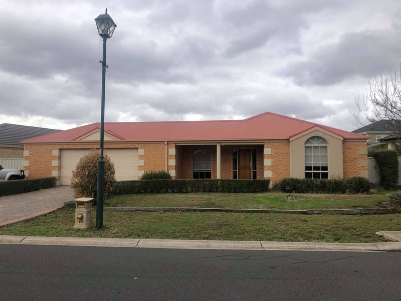 19 Blenheim Way, Caroline Springs, VIC 3023