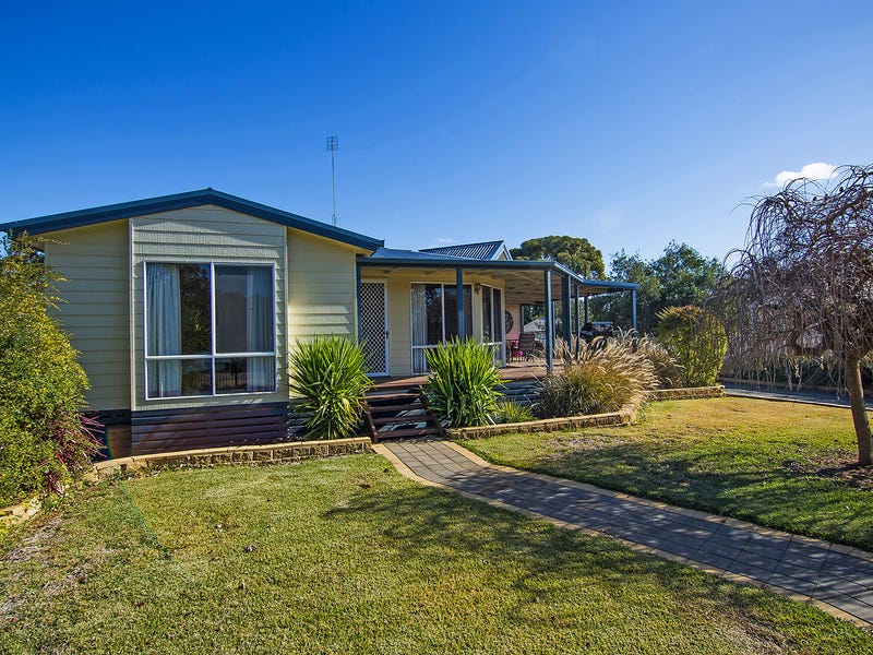 17 Pioneer St, Manangatang, Vic 3546 Property Details