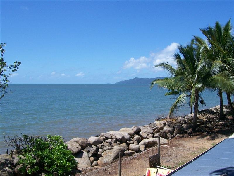 14 Elizabeth St (Esplanade), Flying Fish Point, Qld 4860 House for